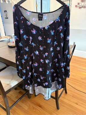 💙 Out Of This World! Disney Stitch Faux Button-Front High-Low Blouse 🌌